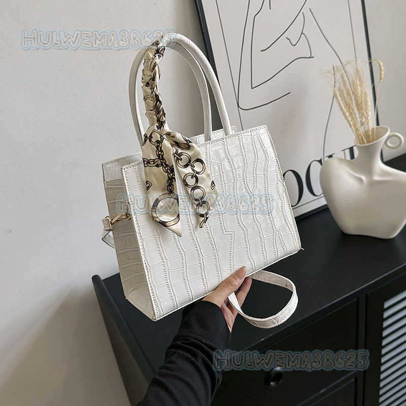 High-quality Large Capacity Bag for Women 2024 Summer New Fashion Decorated Handheld Crossbody Bag H250806