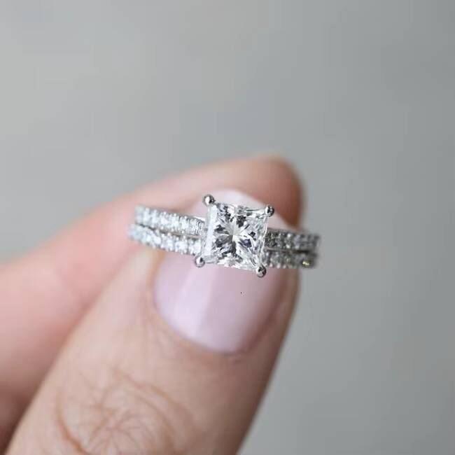 Yu Ying Custom Women Engagement Wedding 14K Gold 1CT Princess Cut Diamond Moissanite Rings Set