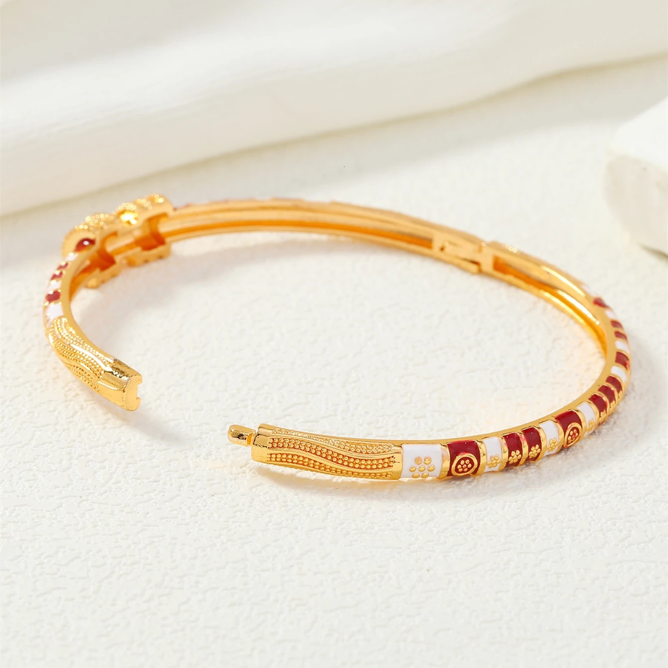 1 Middle Eastern Saudi Arabian Red Tie Totem Womens Fine Circle Buckle Open Bracelet 250805