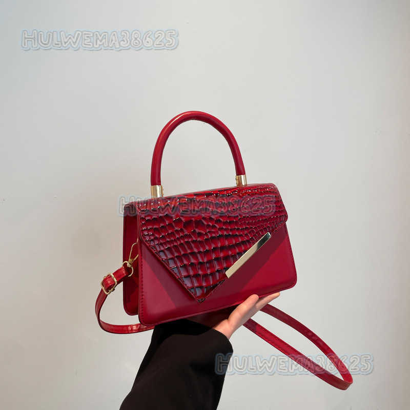 Simple Handheld Small Bag for Women 2025 New Trendy Fashion Crocodile Pattern Stylish Single Shoulder Crossbody Small Square Bag H250806
