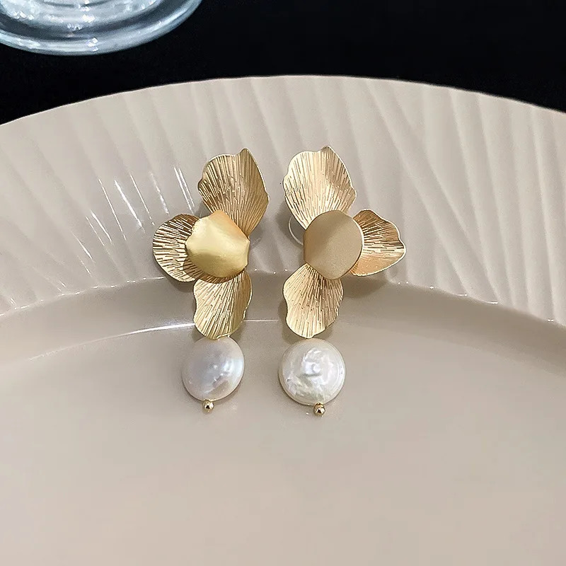 Elegant Natural Freshwater Pearls Earrings For Women Vintage Golden Petals Flower Drop Earring Jewelry For Party Wedding 250805