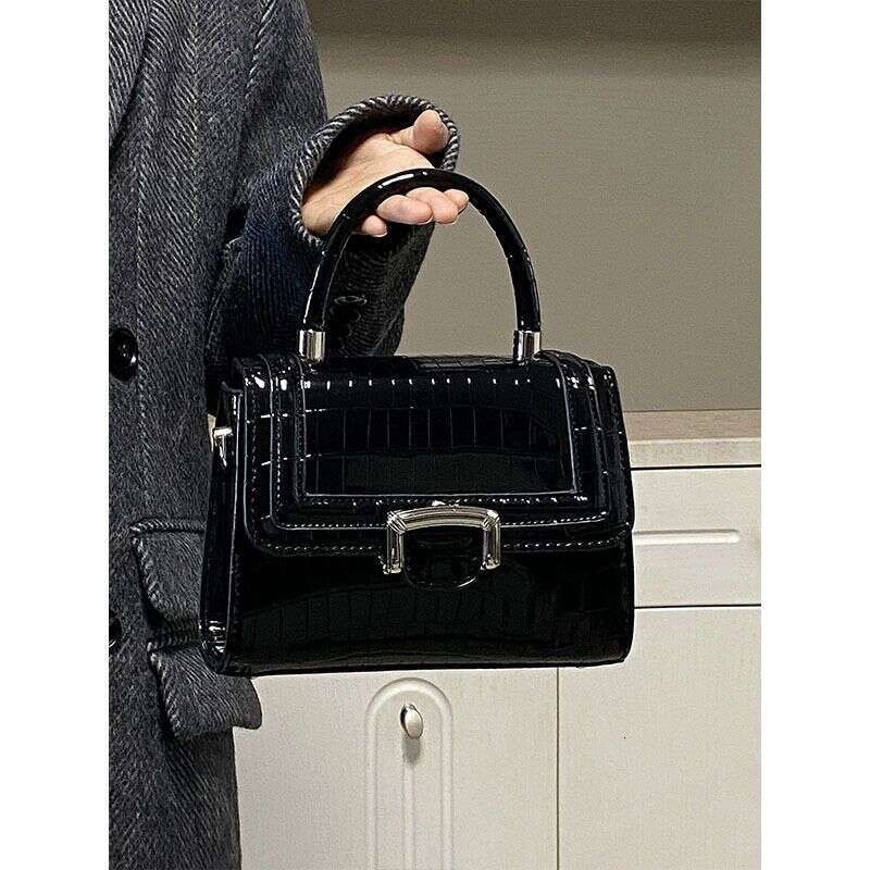 New Crocodile Fashion Crowd Design High Quality Small Square Pattern Handheld Versatile Shoulder Crossbody Bag