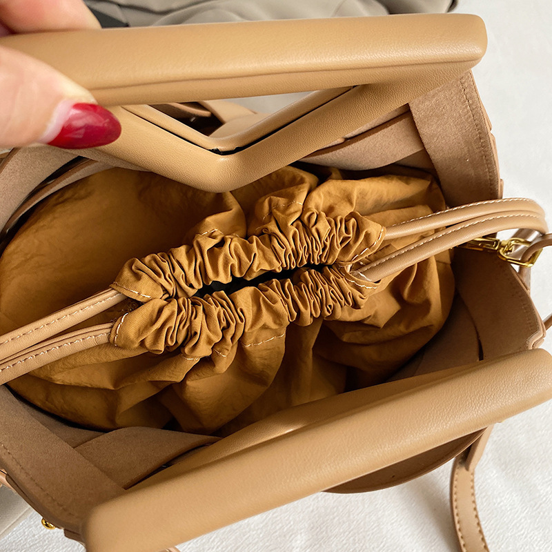 Free shipping designer High-End Single Shoulder Bag Crossbody Bag for Women Niche Design Basket Woven Bag Fashionable Textured Clip Handbag