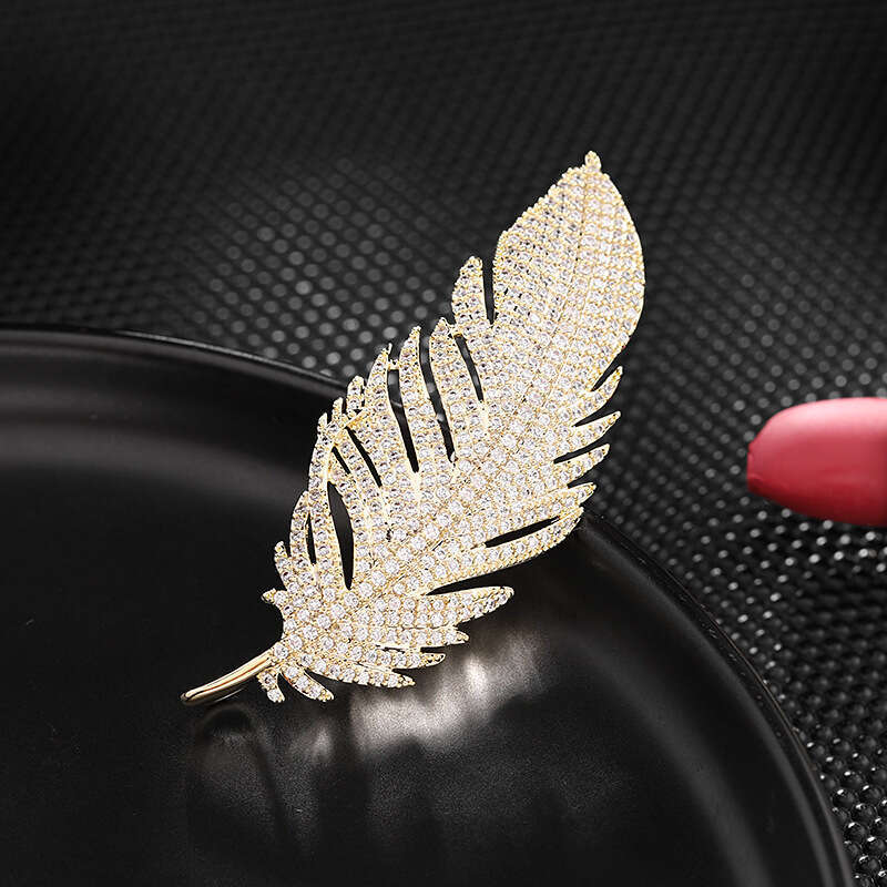 Designer brooch Elegant Zircon broche Version for Women Suit Cheongsam feather brooches ceremonial dress formal events Lapel Pins Birthday luxury Jewe