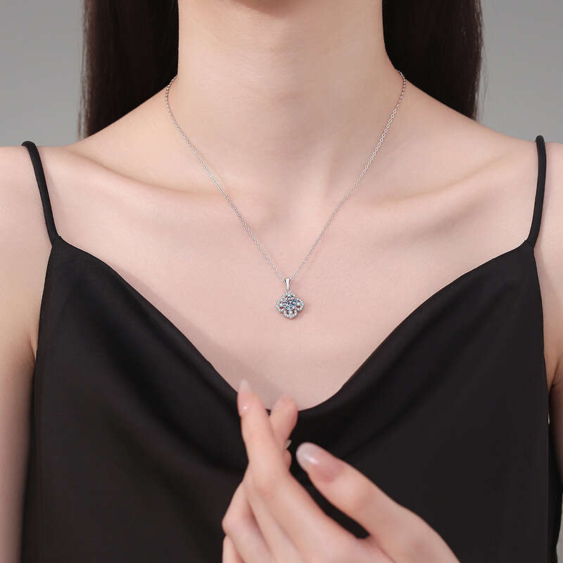 Iced Out VVS New Four-Leaf Clover Pendant 1 ct Moissanite Necklace