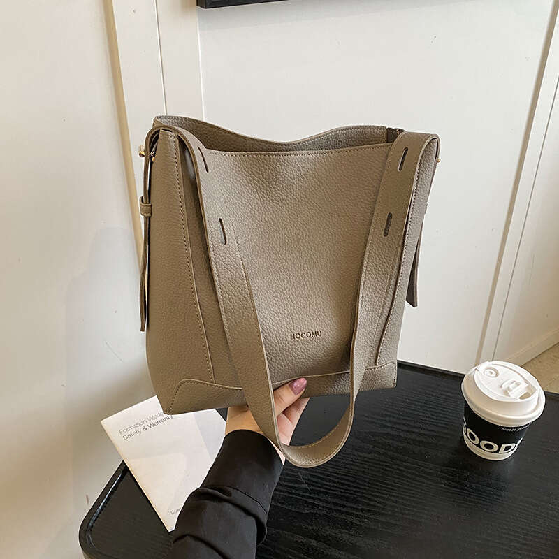 tote 2025 New Women's Bucket Spring Niche Design Simple Large Designer Capacity Commuter bags Shoulder Crossbody Bag