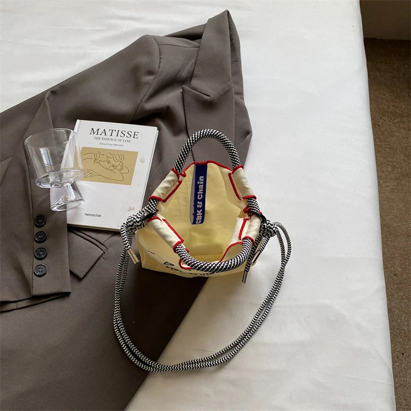 Embroidered canvas bag for women; light single shoulder bag for spring and summer; cross-body handbag. 250805