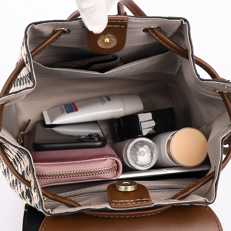 2025 Autumn New Women s Backpack Fashion Backpack New Casual Retro trend Texture Fashion Bag Large Capacity Backpack Light Luxury Style New Designer B