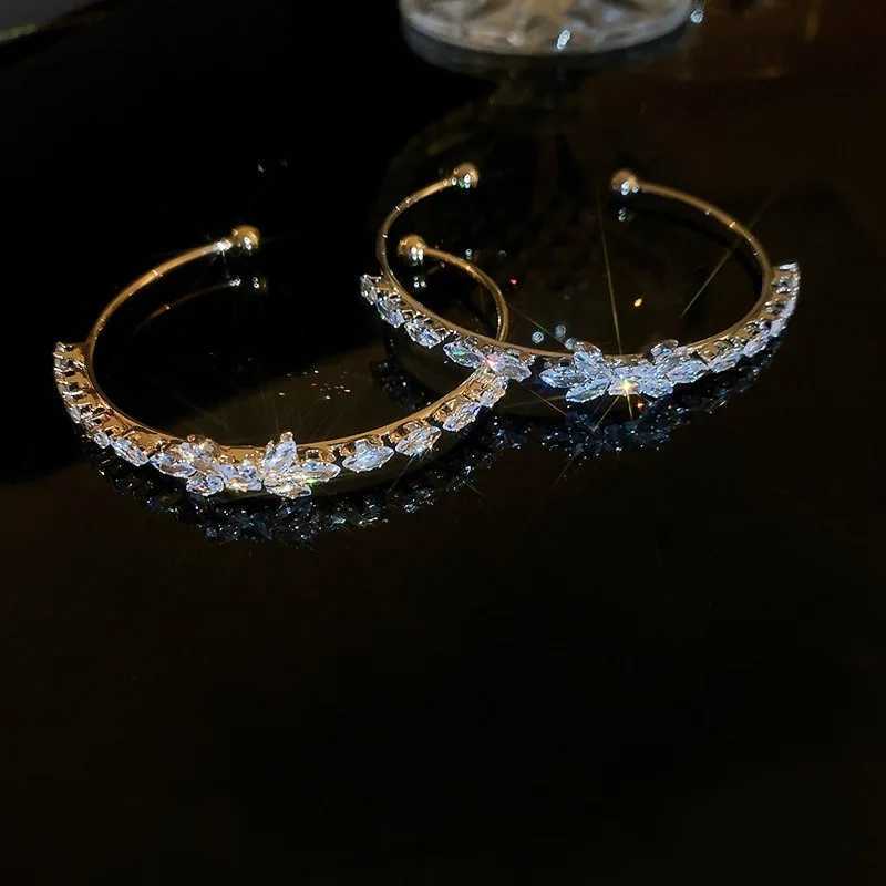 igh Luxury Zircon Bow Open Bracelet with High-end and Fashionable Temperament Niche Geometric Jewelry for Women Z250807