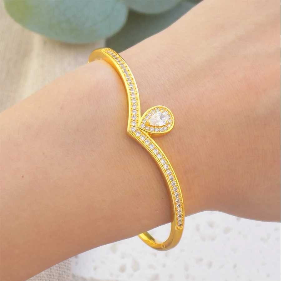 Luxurious Womens Bracelet Set with Sparkling Zirconia Gemstones Gorgeous Engagement Party Jewelry Womens Wrist Accessories Z250807