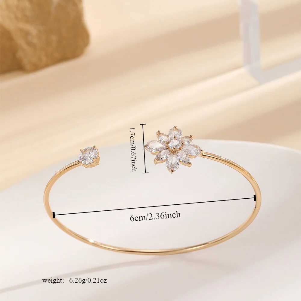 Light Luxury Style Hot-selling Small Daisy Flower Zircon Bracelet with Unique and High-end Design as a Gift for Friends Z250807