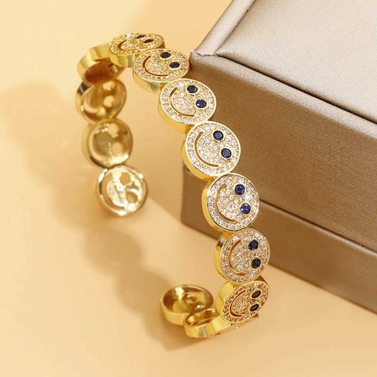 2025 New Simple Smile Bracelet Copper Gold Plated Cubic Zirconia Round Smile Cuff Bracelet Womens Classic Party Gift Z250807