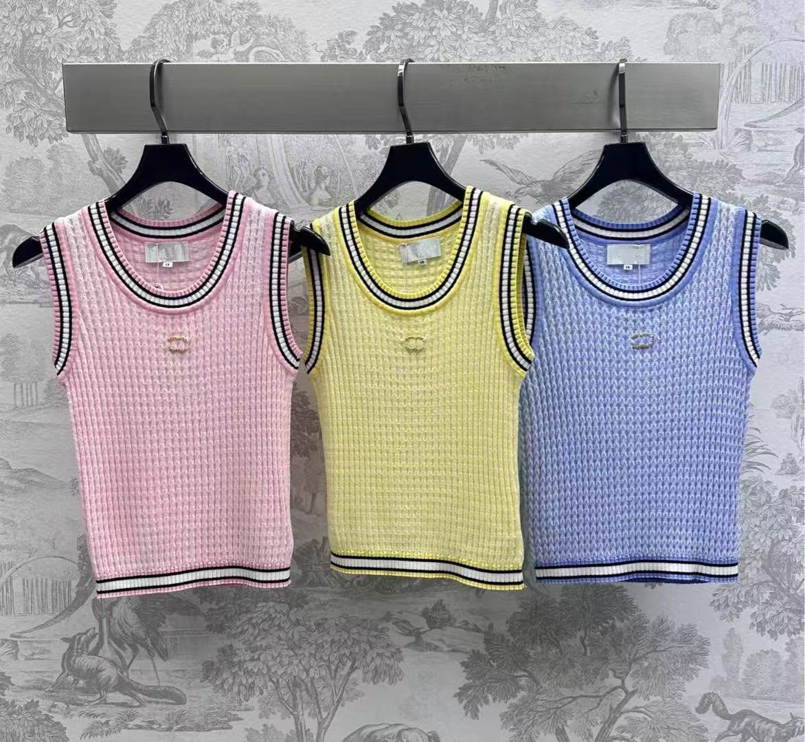 Women's vest, designer metal logo design, knitted fabric, camisole style, classic fashion top T-shirt