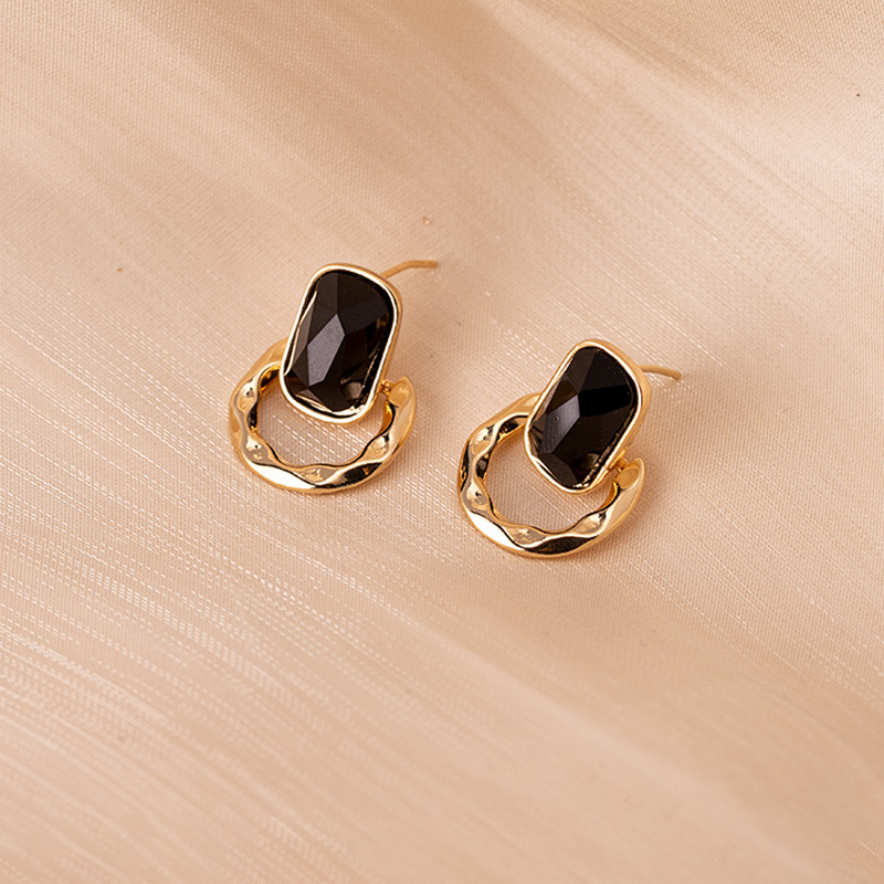 2025 New Arrival Women Minimalist Geometric Square Stud Earrings Small Batch Design Vintage Chic High End Jewelry