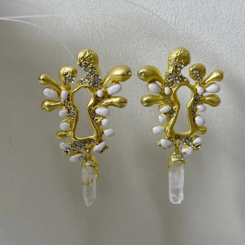 Light fashion niche rhinestone crystal keyhole shape earrings unique personality temperament earrings 250807