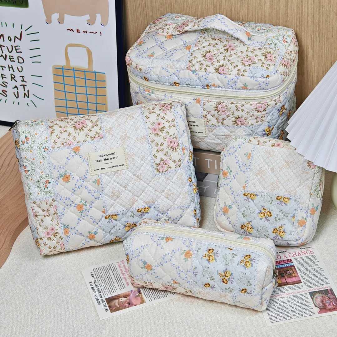 Exquisite floral pattern zipper design makeup bag for travel convenient for carrying daily essentials. Y250808
