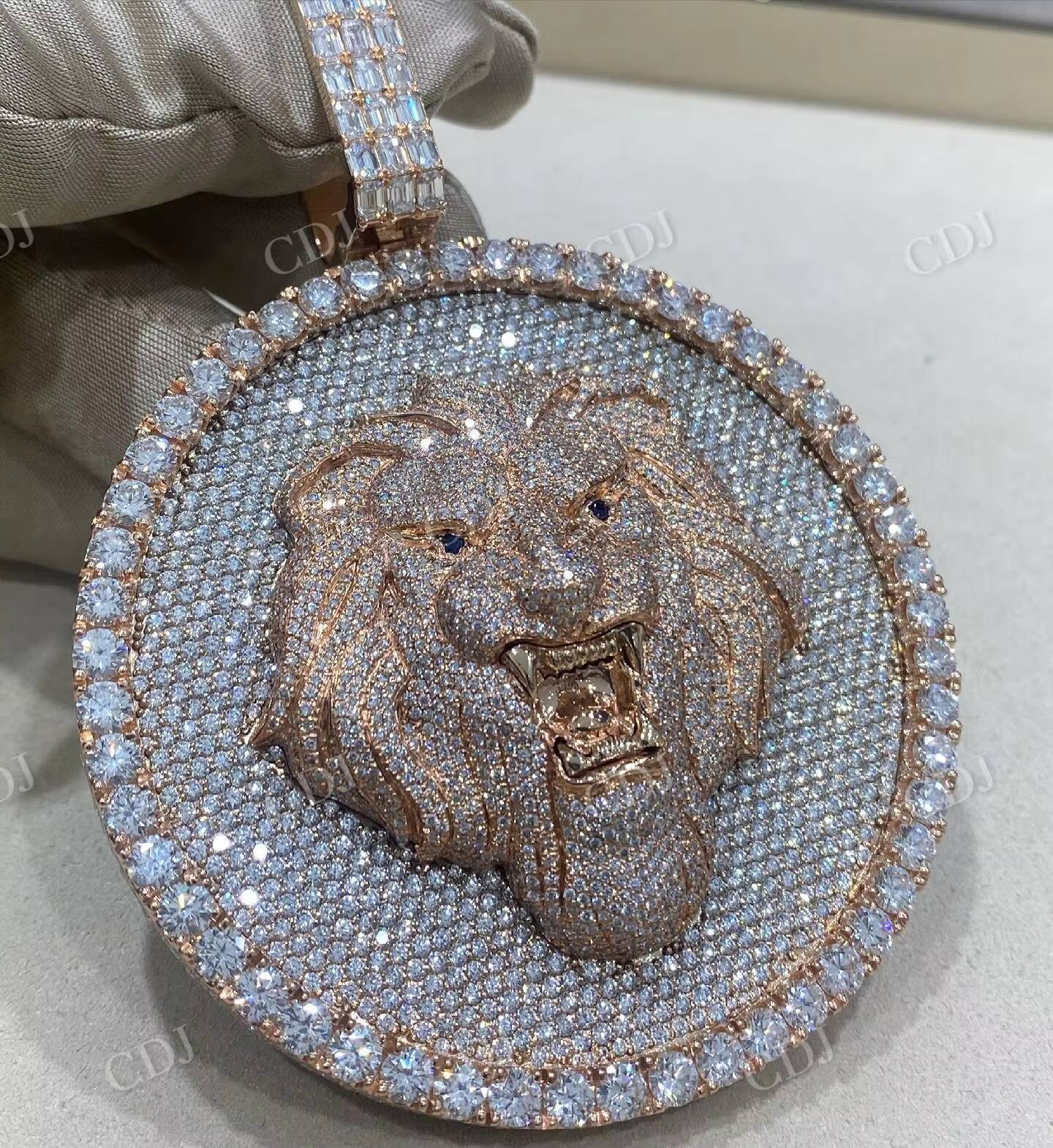 New Arrival Hip Hop 3D Lion in Disk Charm Pendant Two Tone Lion Face Pendant Women Personalized Custom Silver Moissanite Pendant