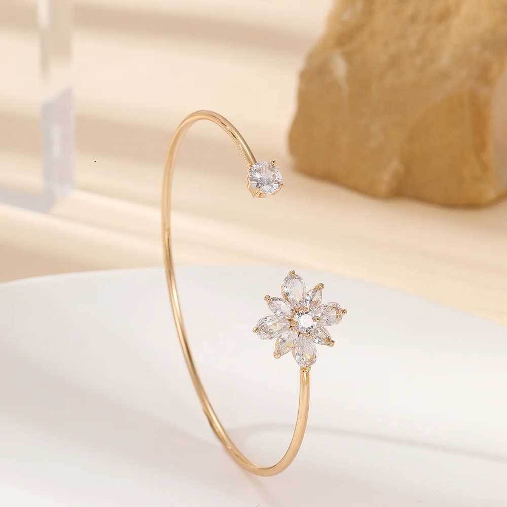 Light Luxury Style Hot-selling Small Daisy Flower Zircon Bracelet with Unique and High-end Design as a Gift for Friends Z250807