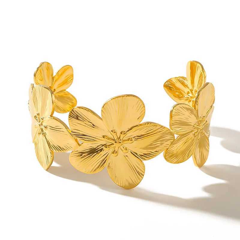 1PC Womens Fashion Trendy Waterproof Stainless Steel Flower Bracelet Jewelry for Date Travel Banquet Party Holiday Dressing Gift Z250807