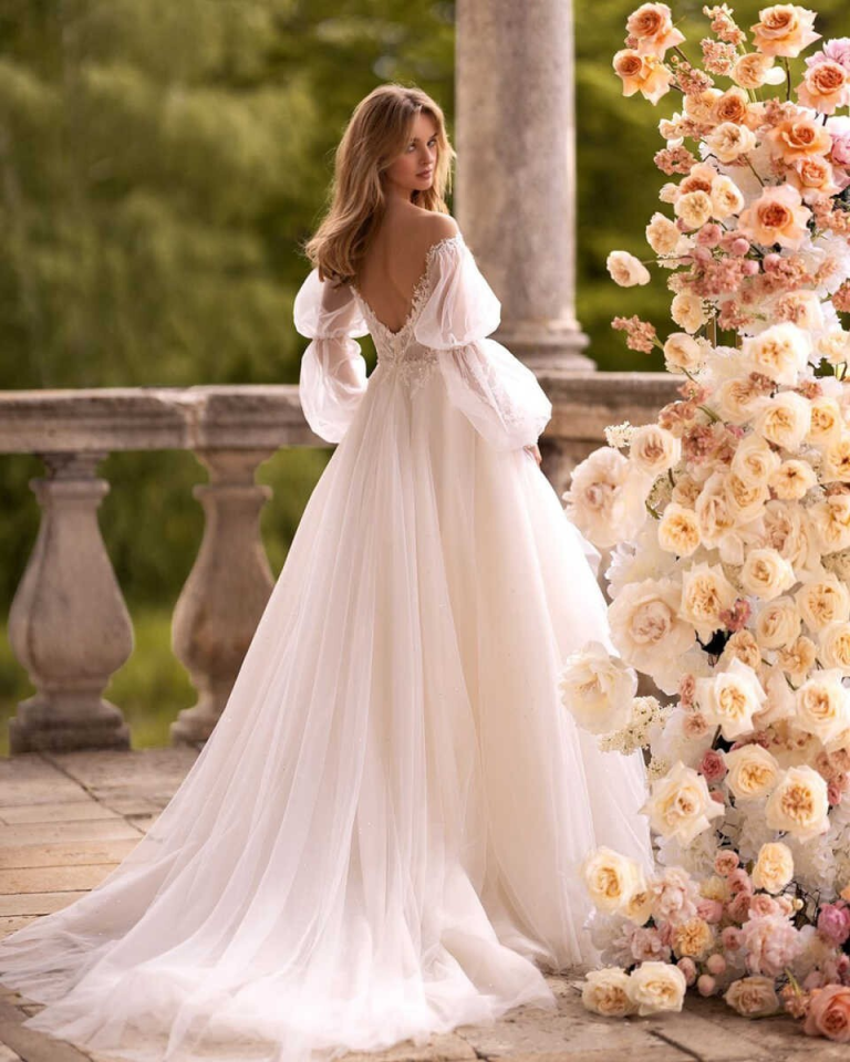 Illusion Wedding Dresses Sweetheart Backless Appliques Long Sleeve Sweep Train Bridal Gown Vestido De Noiva Customized