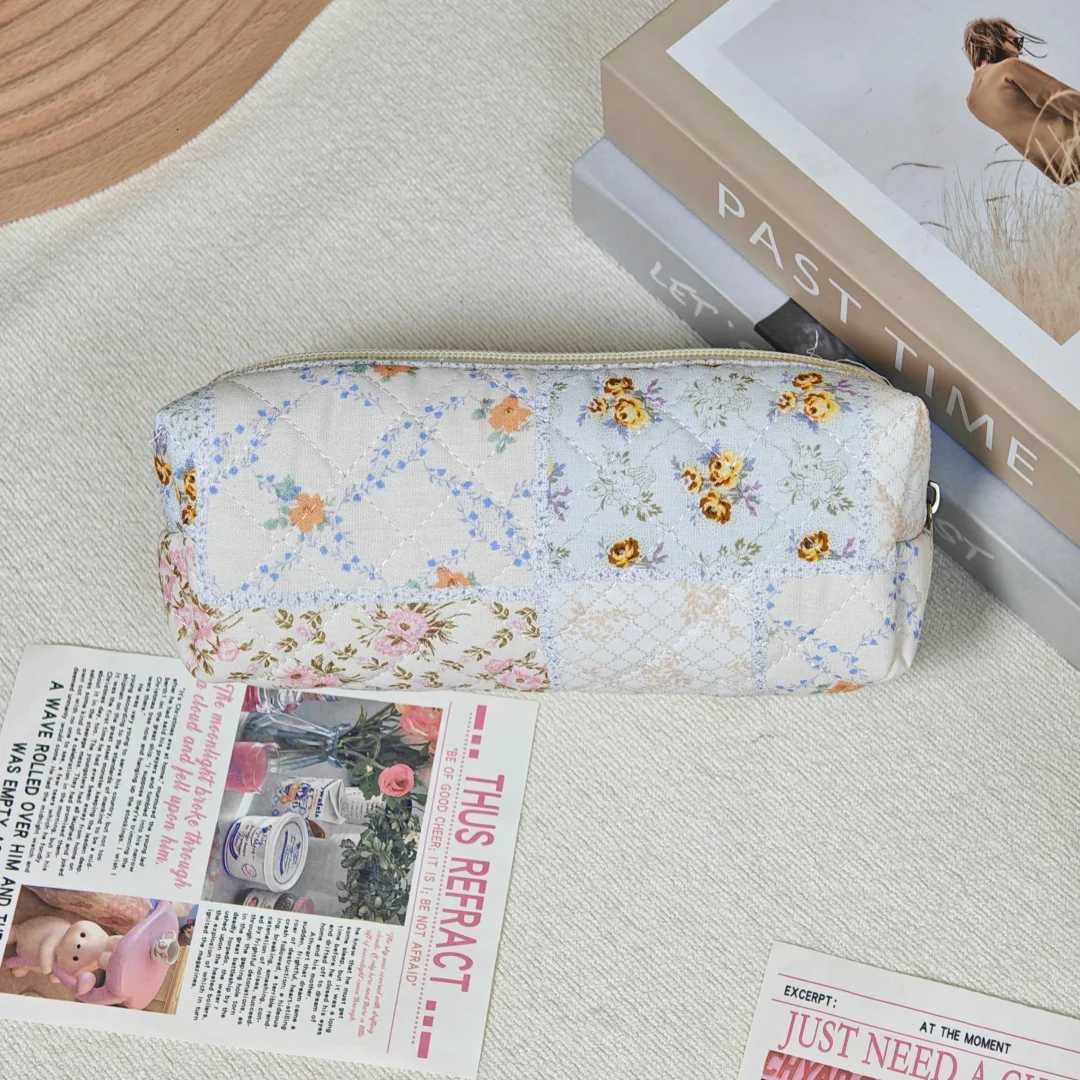 Exquisite floral pattern zipper design makeup bag for travel convenient for carrying daily essentials. Y250808