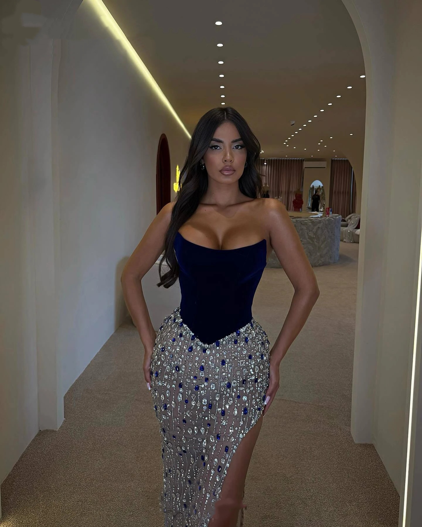 Luxury Rhinestone Evening Dresses Strapless Prom Gowns Sleeveless Beading Crystal Illusion High Split Velvet Customized Vestidos De Noche Plus Size