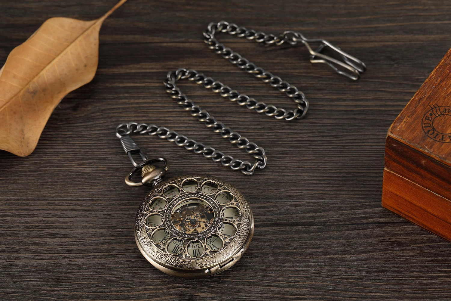 Antique Round Hollow Nostalgic Mechanical Pocket Watch Retro with Chain Steampunk Clock Mens and Womens Jewelry Necklace 250807