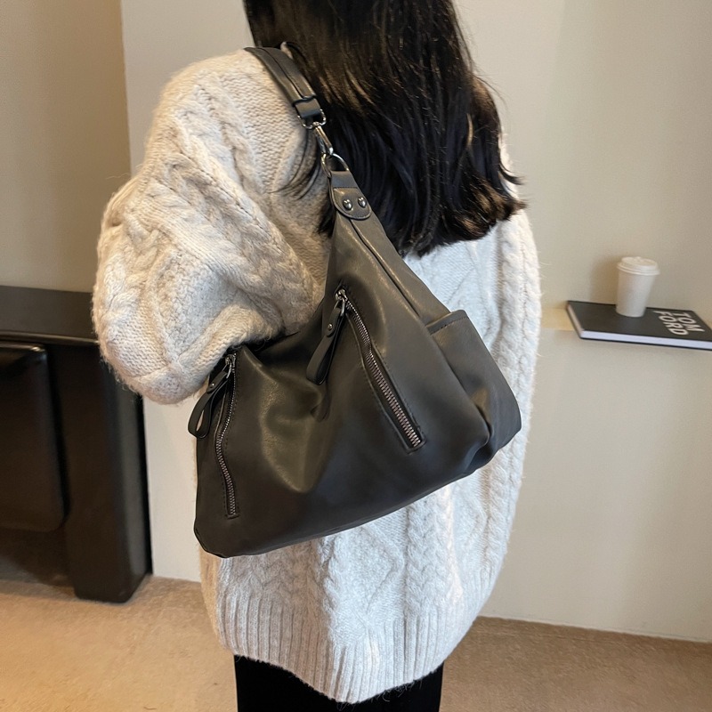 Stylish Fashionable underarm bag with trendy shoulder strap - casual messenger design