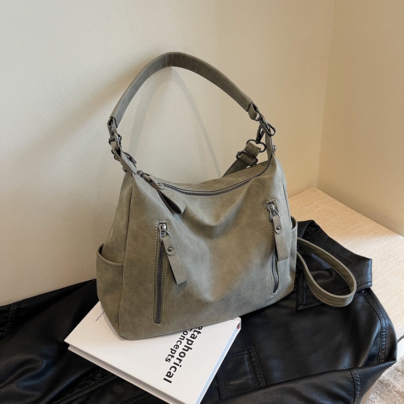 Stylish Fashionable underarm bag with trendy shoulder strap - casual messenger design