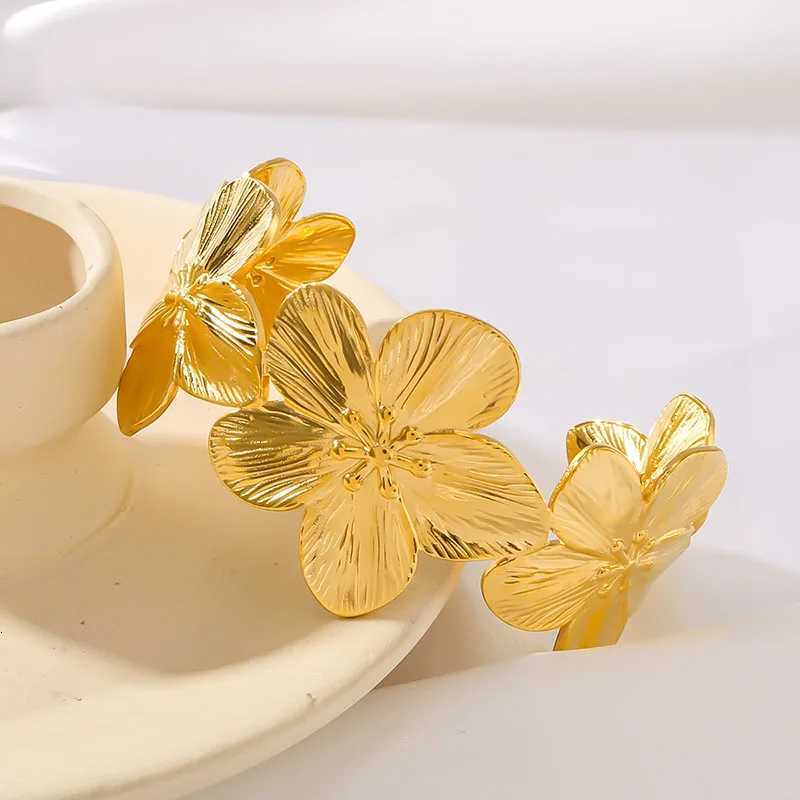 1PC Womens Fashion Trendy Waterproof Stainless Steel Flower Bracelet Jewelry for Date Travel Banquet Party Holiday Dressing Gift Z250807