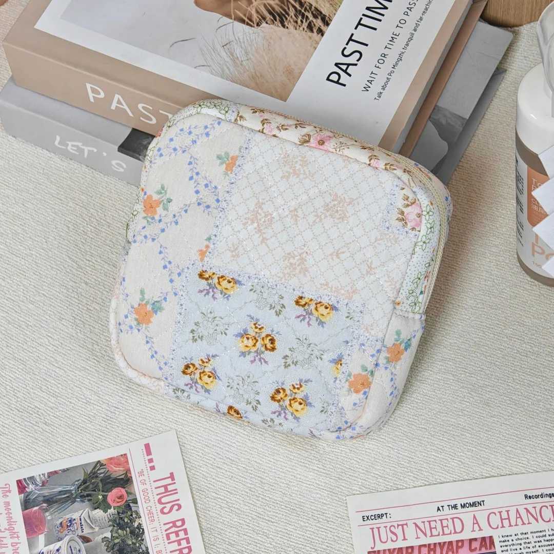 Exquisite floral pattern zipper design makeup bag for travel convenient for carrying daily essentials. Y250808