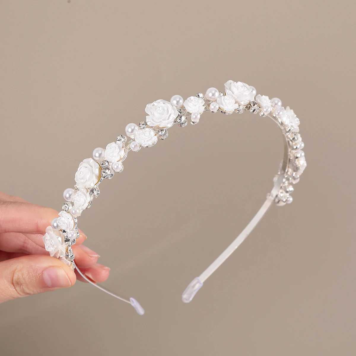 White wer bands Wen Luxury Pearl Baroque Hair Hoops Bezel Hair Bands for Ladies Elegant Wedding and Dating Hair Accessories Y250808