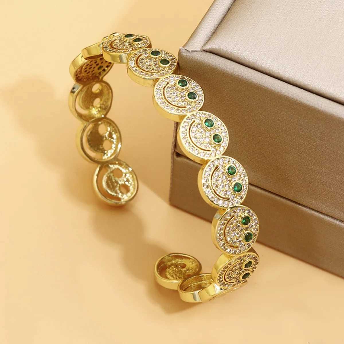 2025 New Simple Smile Bracelet Copper Gold Plated Cubic Zirconia Round Smile Cuff Bracelet Womens Classic Party Gift Z250807