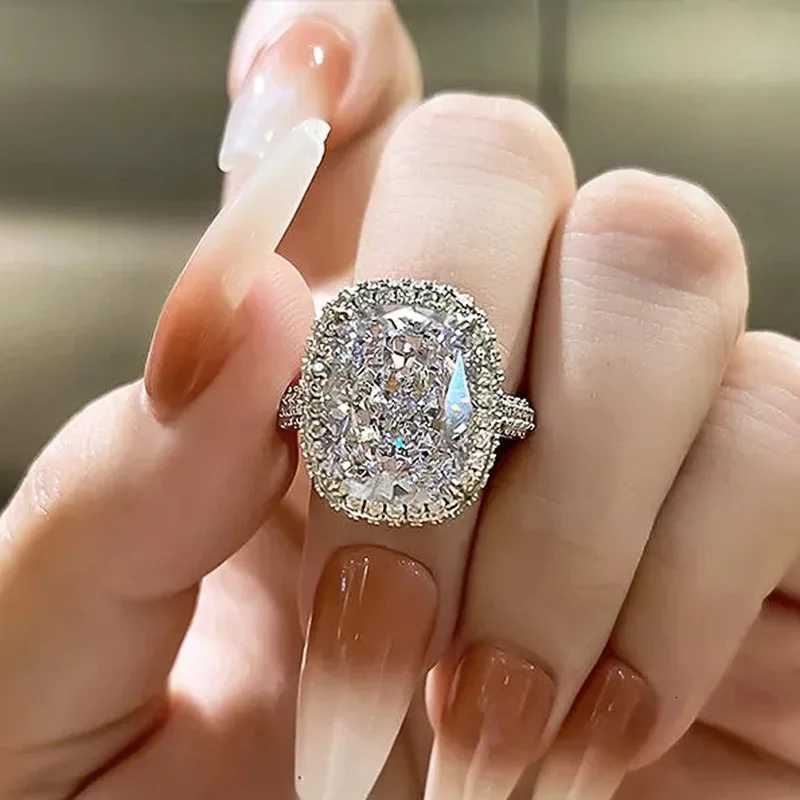 Fashion Female Rings 925 Sterling Silver Shining Big Square 4 Claw Inlaid Zircon Rings for Women Banquet Wedding Jewelry Gift Y250808
