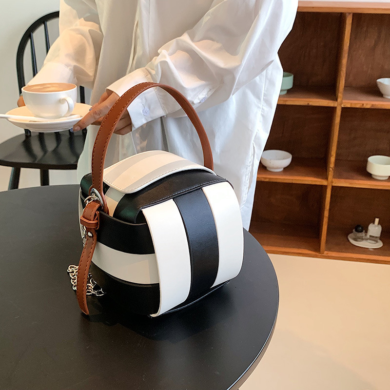 Luxury Brand Designer Bag 2024 Small Square Bag New Trendy Personality Daily Simple Shoulder Crossbody Bag Women's Woven Bag