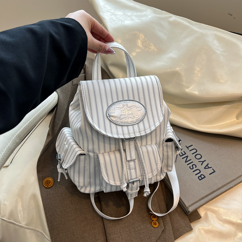 2025 Autumn New Women's Backpack Simple and Versatile fashion Fashion Academy Style Large Capacity Leisure Travel Bag Designer
