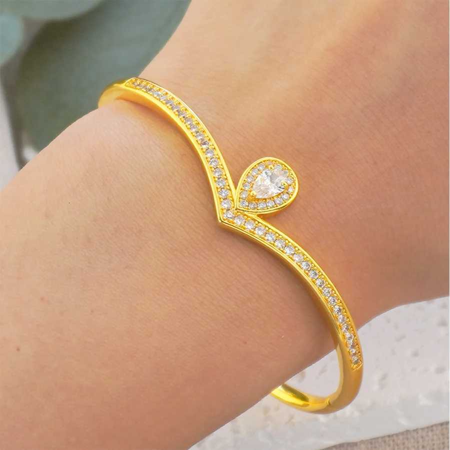Luxurious Womens Bracelet Set with Sparkling Zirconia Gemstones Gorgeous Engagement Party Jewelry Womens Wrist Accessories Z250807