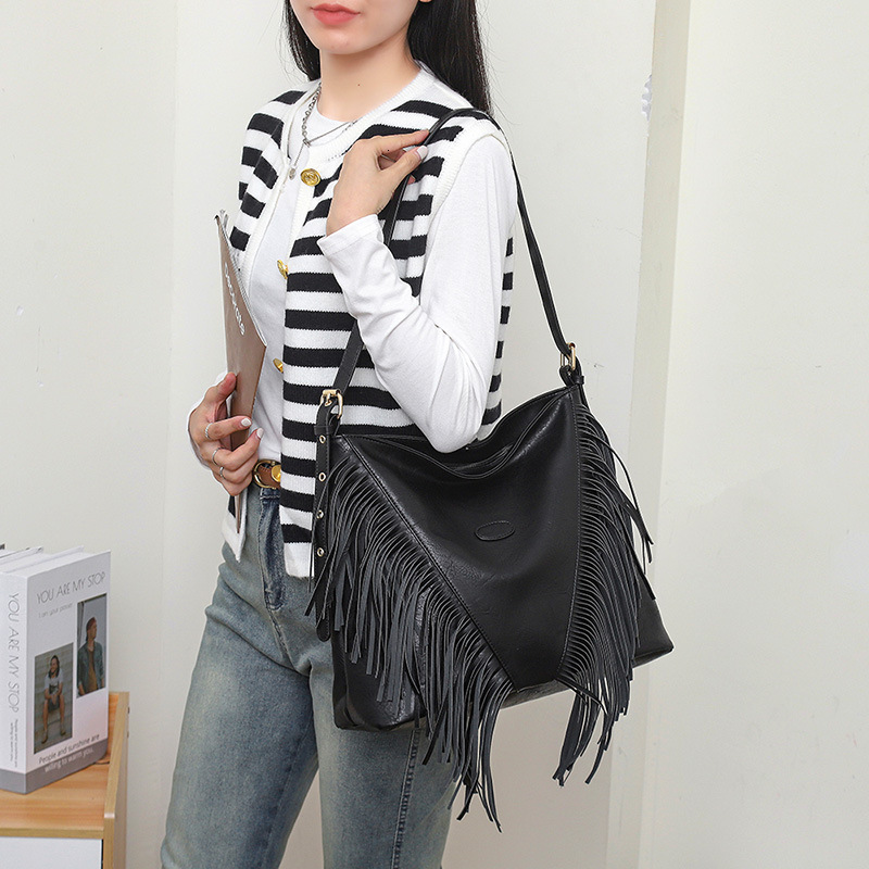 2025 New Women's Designer Handbag European And American Style Casual Large Capacity Rivet Shoulder Crossbody Bag Handheld Tassel Bag Fashion Bag 