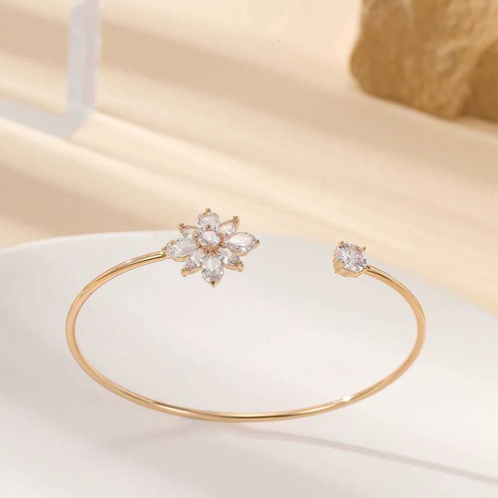 Light Luxury Style Hot-selling Small Daisy Flower Zircon Bracelet with Unique and High-end Design as a Gift for Friends Z250807