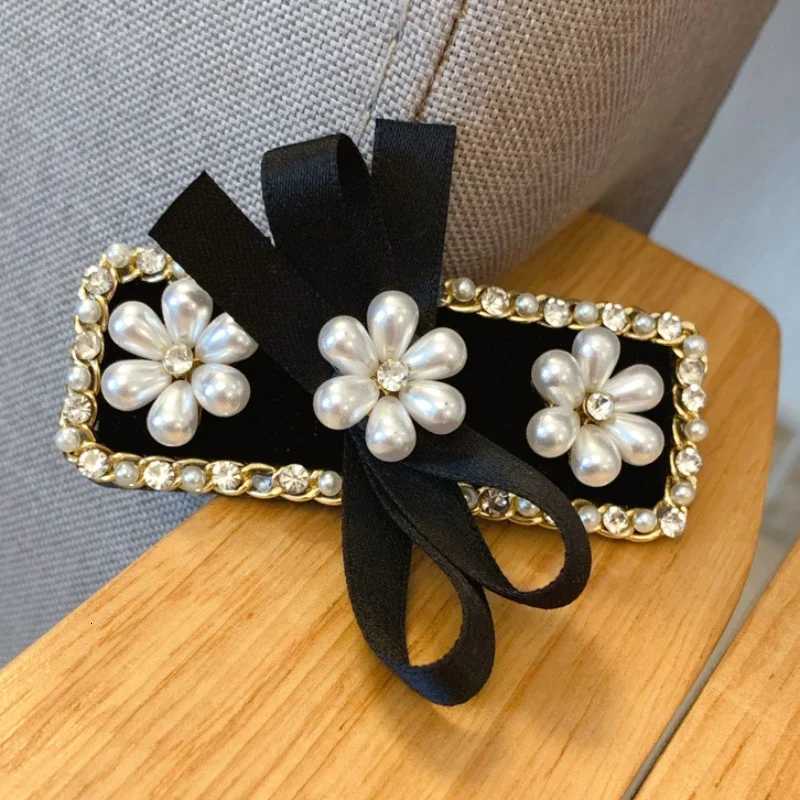 Korean Sweet Camellia Flower BB Hair Clip Perfect for Women Girls Bow Pearl Elegant Jewelry Accessories Hair Clip for Women Y250808
