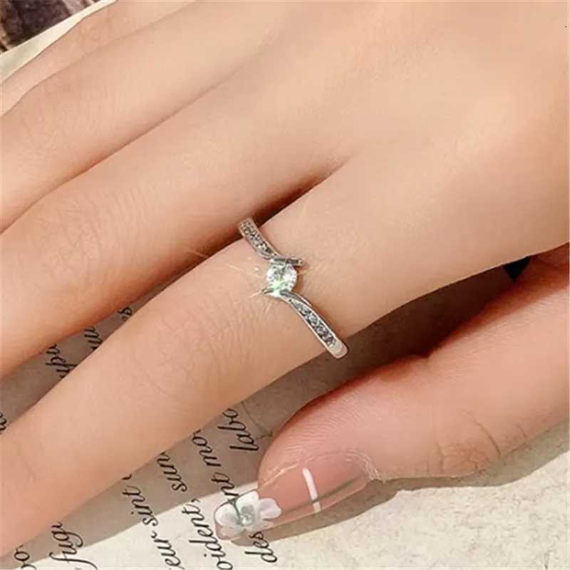 925 Sterling Silver Engagement Wedding Rings for Women Round Cubic Zirconia Simple Elegant Female Accessories Fashion Jewelry Y250808