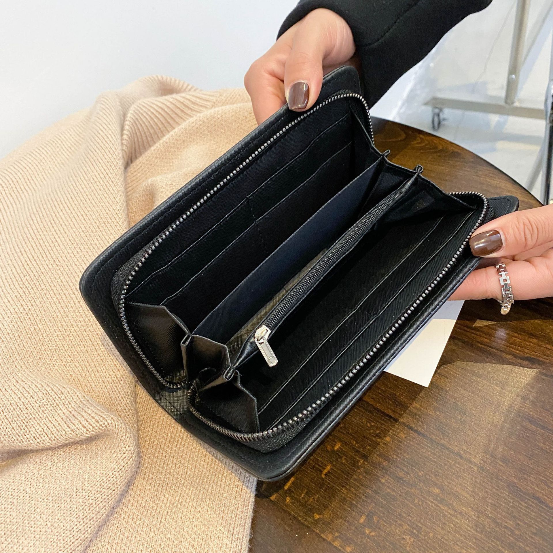 Luxury Brand Designer Bag New 2024 Punk Studded Skull Women's Wallet Long Large Capacity Coin Purse Multi-Card Slot Fashion Wallet