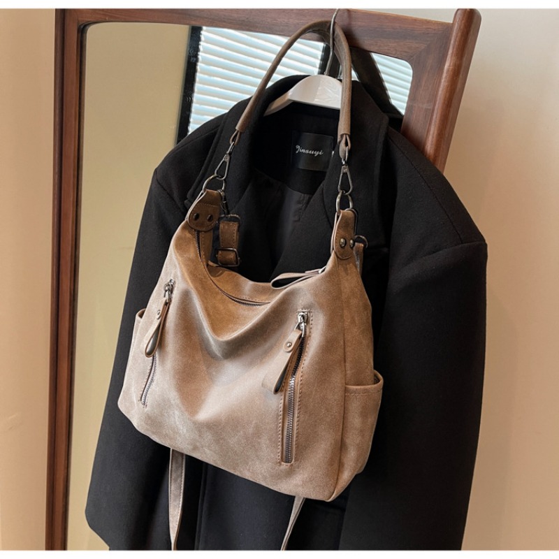 Stylish Fashionable underarm bag with trendy shoulder strap - casual messenger design