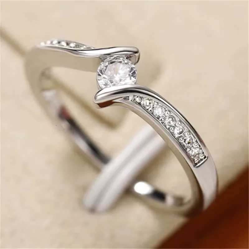 925 Sterling Silver Engagement Wedding Rings for Women Round Cubic Zirconia Simple Elegant Female Accessories Fashion Jewelry Y250808