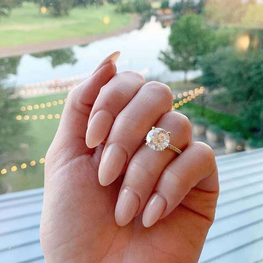 Fast Shipping Gold Plated Sterling Sier 2ct D/VVS Clarity Round Moissanite Engagement Weeding Fashion Women Jewelry Ring