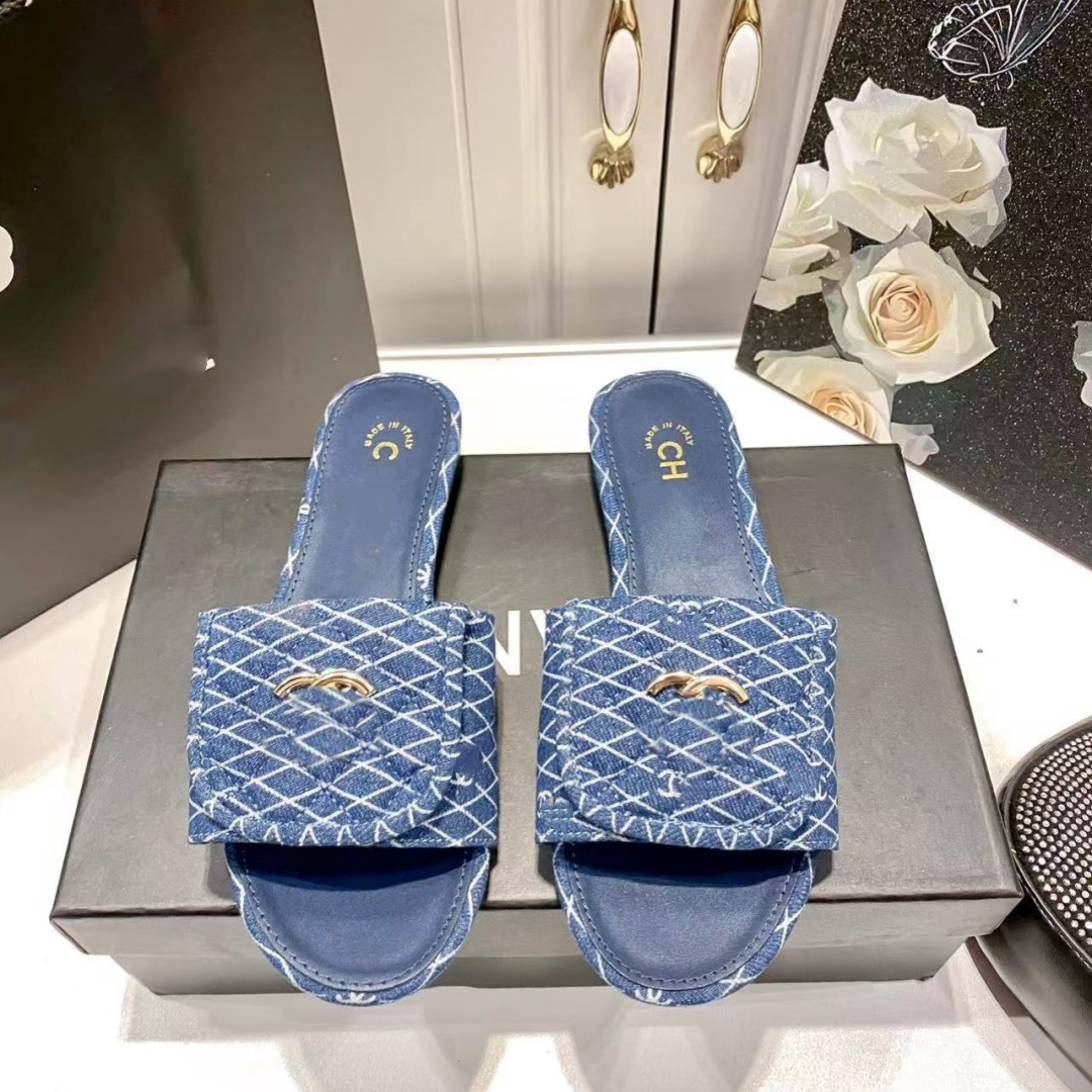 2025 Designer Shoes New Striped Women's Sandals with Metal Buckles Beach Shoes Fashionable Sandals Outdoor Travel Flip Flops Casual Outwear Slippers