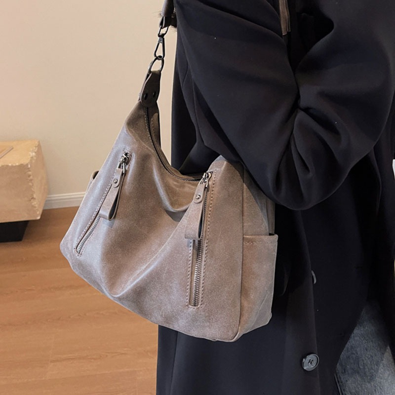 Stylish Fashionable underarm bag with trendy shoulder strap - casual messenger design