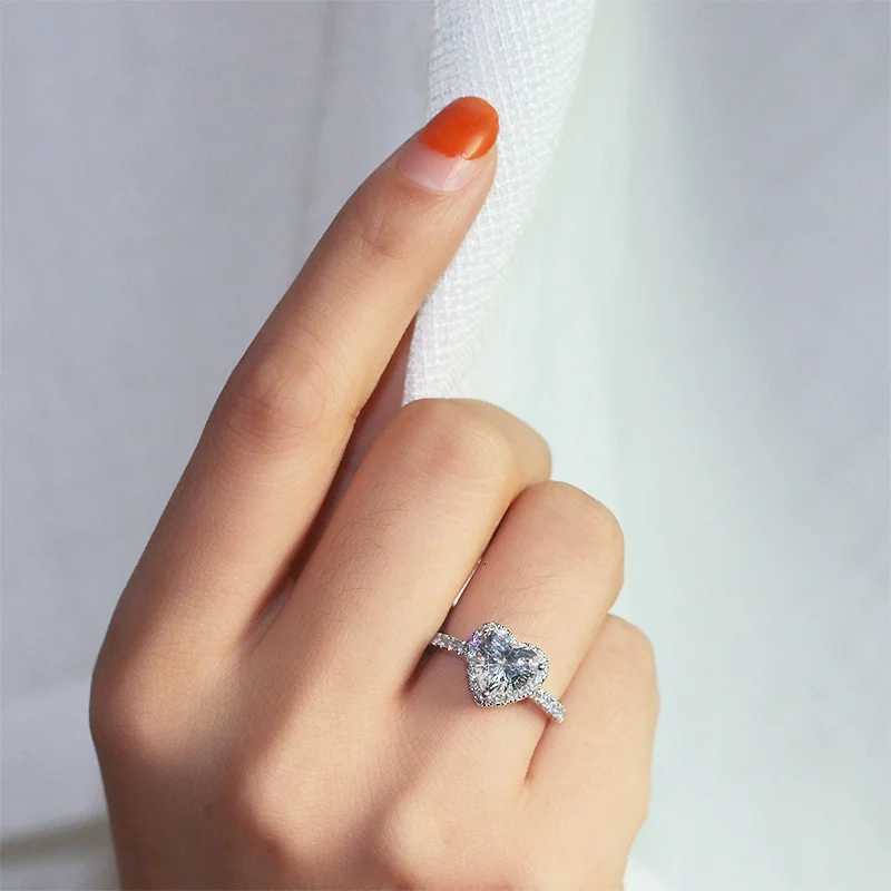 Luxury Silver Color Heart Ring for Women Exquisite Fashion Metal Inlaid White Zircon Stones Wedding Ring Engagement Jewelry Y250808