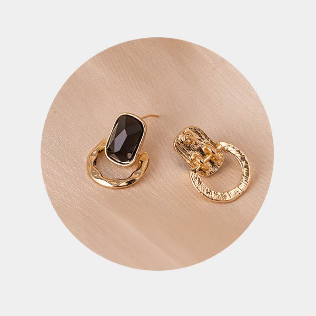 2025 New Arrival Women Minimalist Geometric Square Stud Earrings Small Batch Design Vintage Chic High End Jewelry