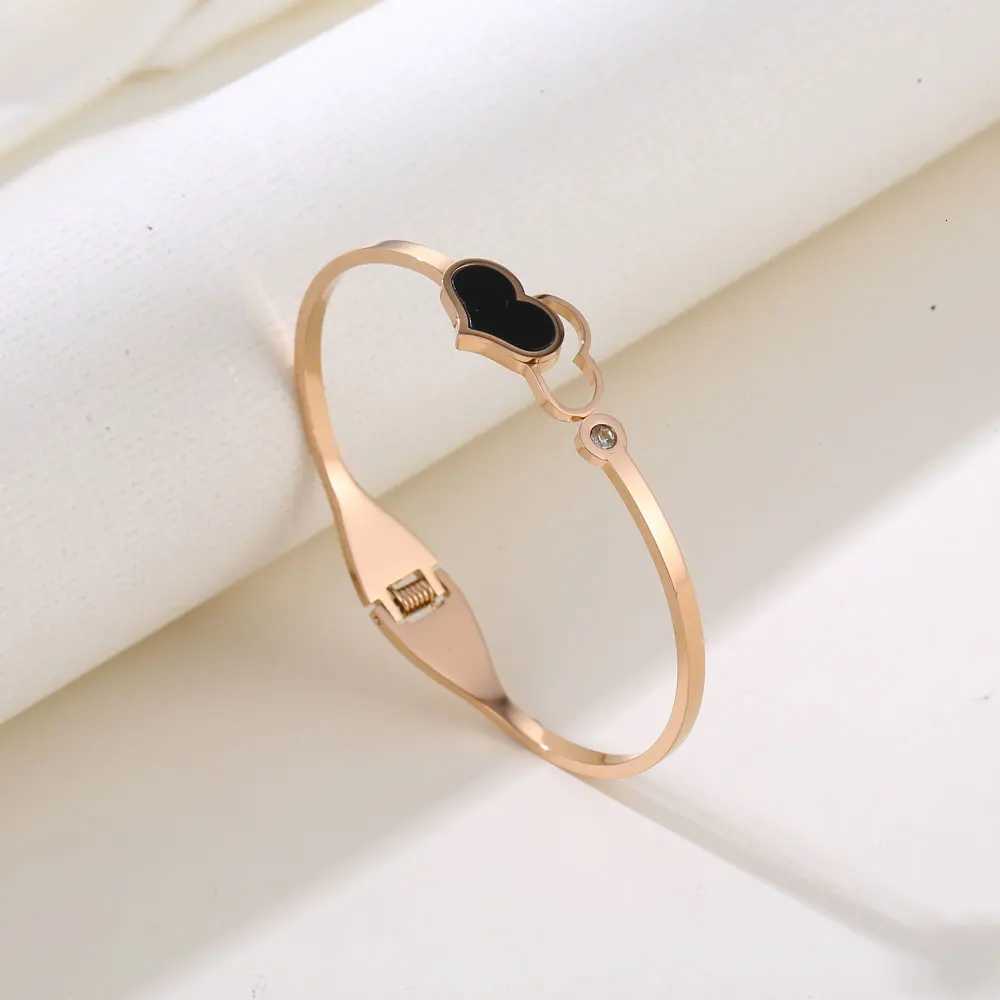 Heart Bracelet For Women 316L Stainless Steel Fashion Jewelry Accessory Cuffs Bracelets Lovers Z250807